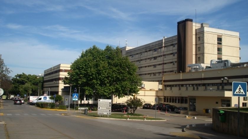 Grande parte dos profissionais afetados pela Covid-19 são do hospital de Faro. Foto: DR 