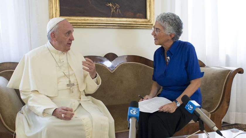 Aura Miguel a entrevistar o Papa Francisco. Foto: L