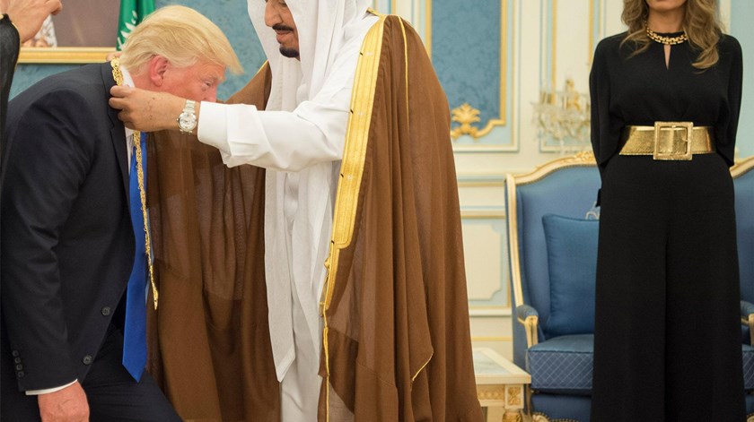 Trump é condecorado pelo Rei da Arábia Saudita com uma medalha da Ordem Abdulaziz al-Saudde. Foto: EPA