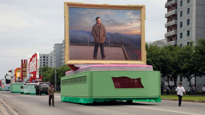 Propaganda a Kim Jong-il numa parada. Fotografias do livro cedidas pela Planeta
