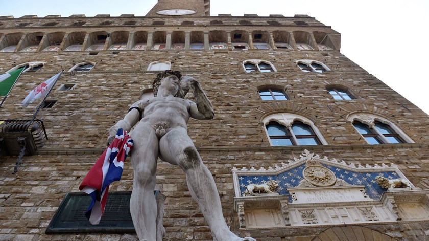 "David", de Michelangelo, com uma faixa preta e uma bandeira do Reino Unido, em homenagem às vítimas. Foto: Maurizio Degl/EPA
