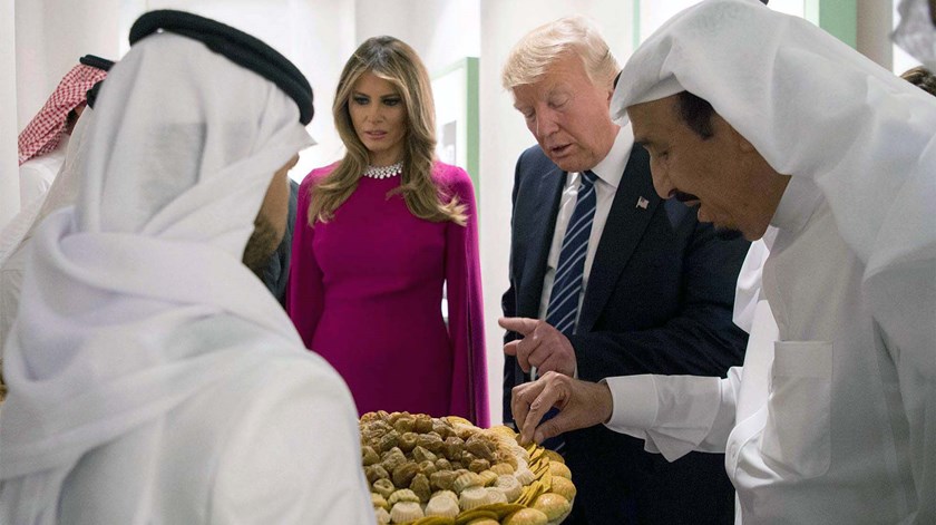 O Rei da Arábia Saudita dá a provar a doçaria tradicional do país. Foto: EPA