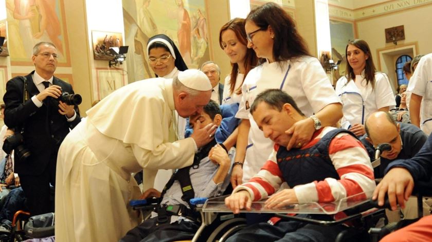 O Papa Francisco com deficientes em Assis. Foto: DR