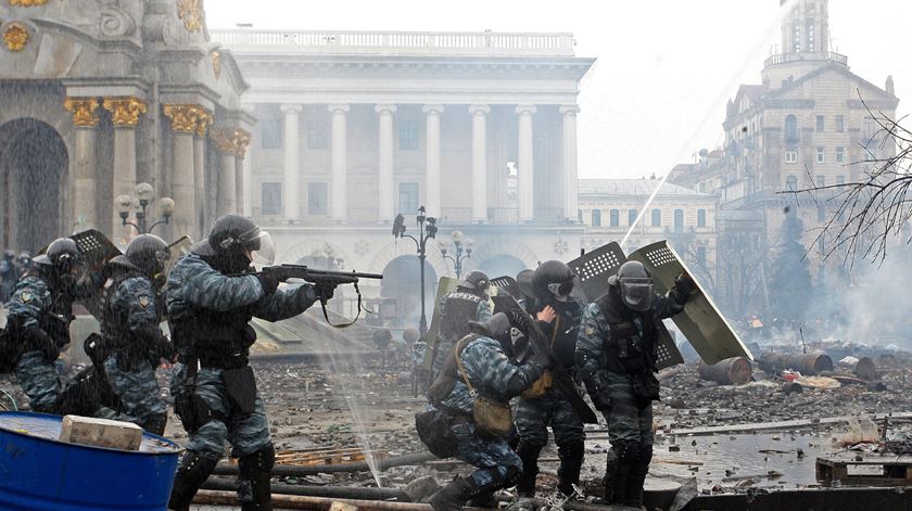 Conflito russo-ucraniano eclodiu em abril de 2014 e durou cerca de um ano, com mais de 13 mil vítimas mortais e 1,5 milhões de deslocados. 