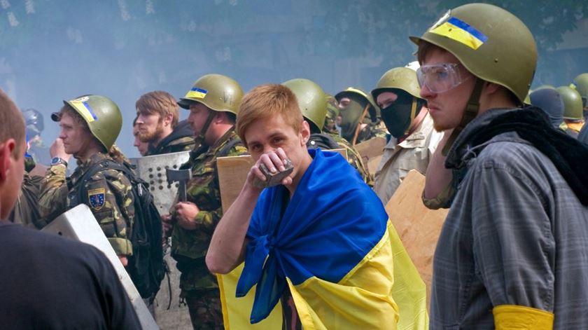 Soldados e populares pró-ucranianos em Odessa. Foto: Sergei Gumenyuk/EPA