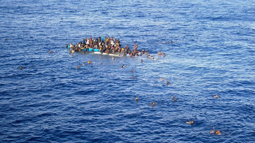 Migrantes à deriva no Mediterrâneo. Foto: OpielokOffshoreCarriers/EPA