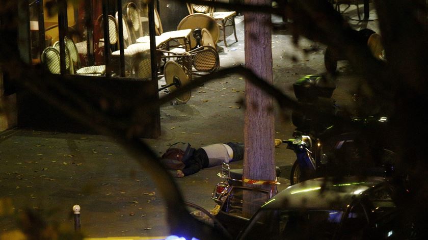 No teatro Bataclan, onde um concerto acabou em sequestro, morreram pelo menos 100 pessoas. Foto: Yoan Valat/EPA