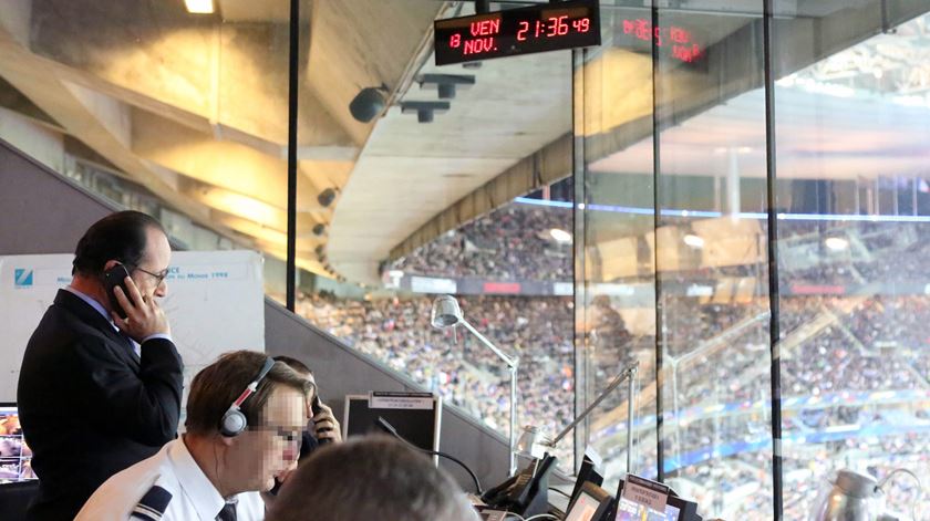 François Hollande assistia ao jogo e foi retirado de imediato do estádio. Foto: Christelle Alix/Palácio do Eliseu