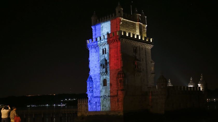 Torre de Belém iluminada pelas cores da bandeira francesa em homenagem às 128 vítimas. Foto: António Corim/Lusa