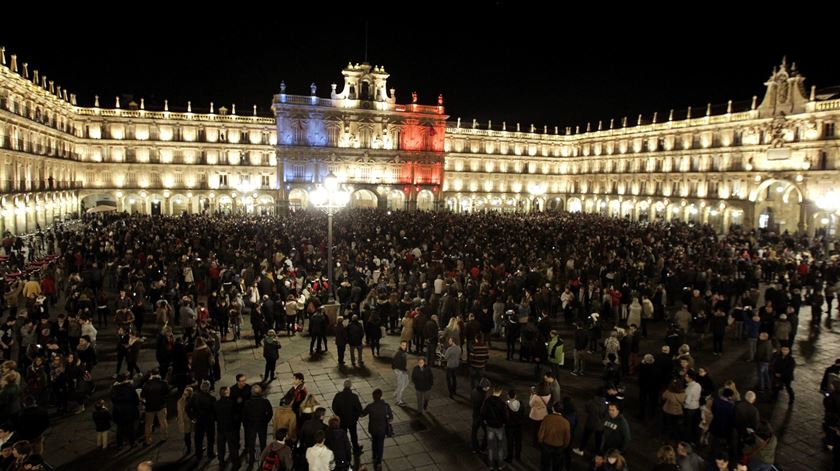 Salamanca juntou-se na Plaza Mayor. Foto: J. M. Garcia/EPA