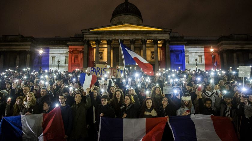 Britânicos juntaram-se em Trafalgar Square para uma vigília na noite de sábado, em Londres. Foto: Jack Taylor/EPA