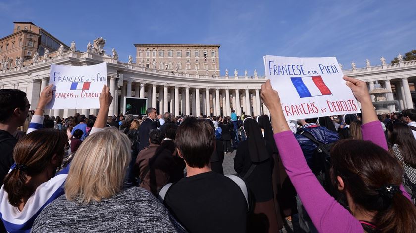 "Franceses de pé" em cartazes exibidos na Praça de São Pedro, no Vaticano, durante o Angelus. Foto: Maurizio Bramatti