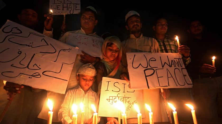 Muçulmanos em Bhopal, na Índia, mostram mensagens contra o autoproclamado Estado Islâmico. Foto: Sanjeev Gupta/EPA