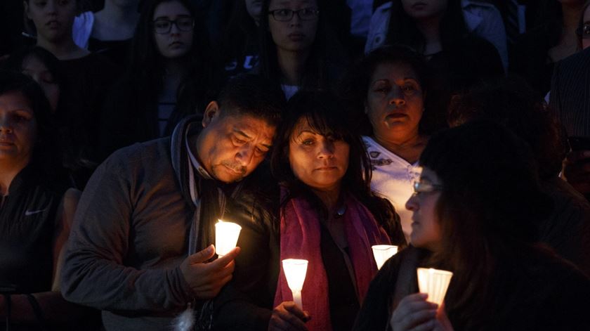 Beatriz Gonzalez, mãe de Nohemi Gonzalez, estudante norte-americana, vítima dos ataques da noite de 13 de Novembro. A Univeridade de Long Beach, na Califórnia, prestou homenagem à aluna. Foto: Eugene Garcia