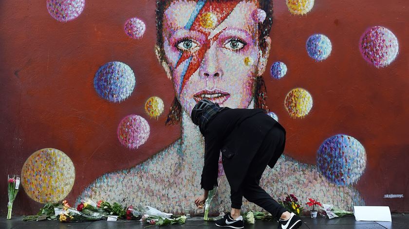 Primeiros tributos junto ao mural de David Bowie em Brixton, Londres. Foto: Andy Rain/EPA