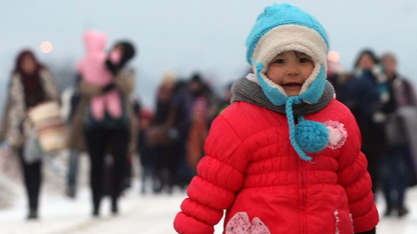 Criança refugiada na Sérvia. Foto: EPA