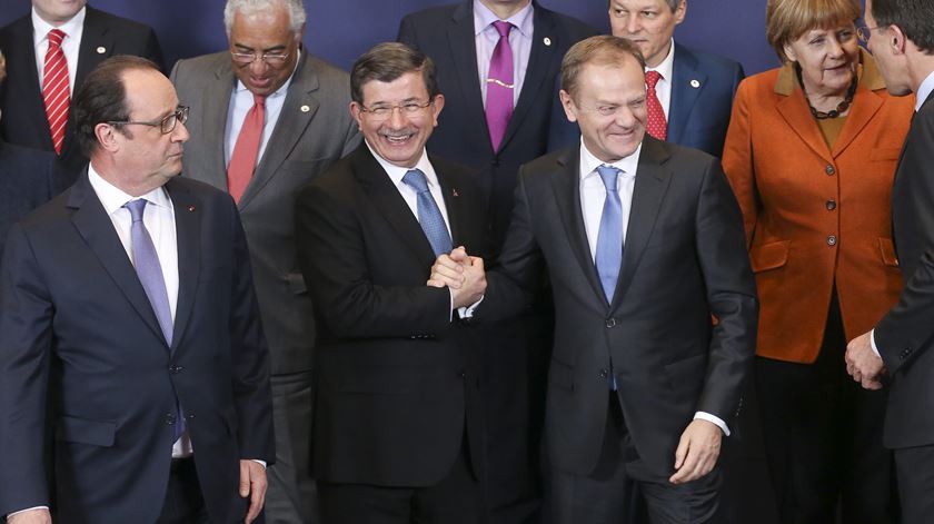 Ahmet Davutoglu, primeiro-ministro turco, entre os líderes europeus. Foto: Olivier Hoslet/EPA