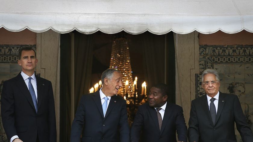 Antes do almoço, Marcelo assoma à varanda do Palácio de Belém com o Rei de Espanha e o Presidente de Moçambique. Foto: Mário Cruz/Lusa