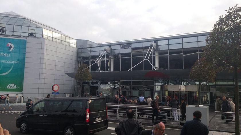 Explosão no aeroporto de Bruxelas. Foto: twitter.com/Danton Peter/EPA