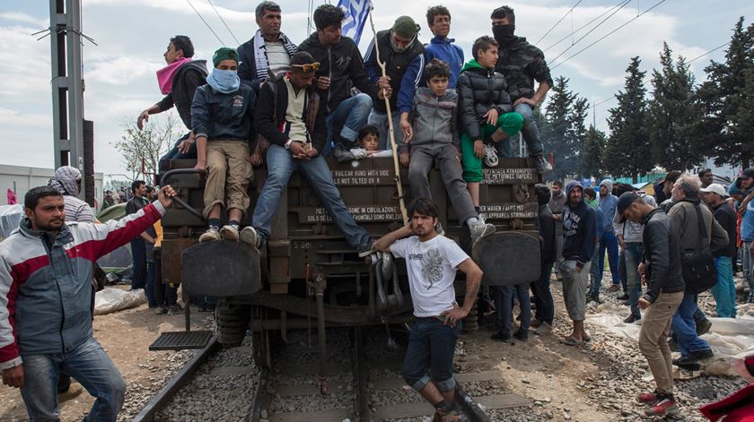 Refugiados tentam chegar à Europa. Foto: Valdrin Xhemaz/EPA