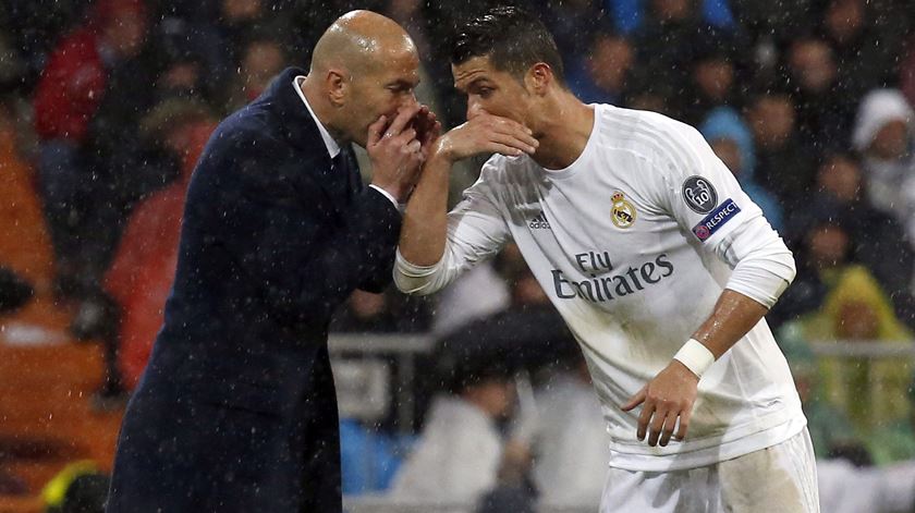 Grande sintonia entre Zidane e Ronaldo. Foto: Kiko Huesca/EPA