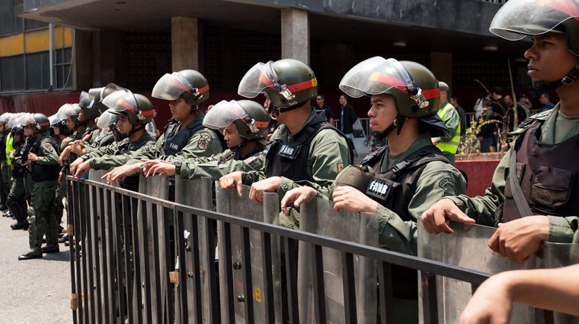 As Forças Armadas guardam o Conselho Nacional Eleitoral, em Caracas. A 12 de Abril, a oposição entregou neste no CNE duas mil assinaturas para iniciar um referendo que possa pôr fim ao mandato de Maduro. Foto: Miguel Gutiérrez/EPA