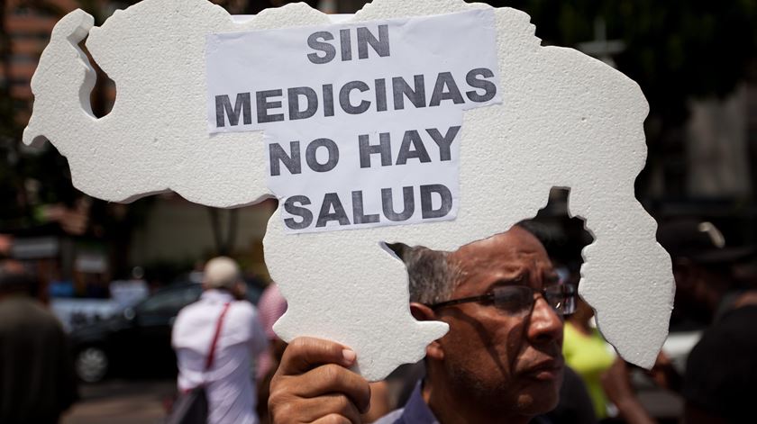 “Não há saúde sem medicamentos”, lia-se num cartaz numa manifestação, em Caracas, esta quarta-feira. Foto: Miguel Gutiérrez/EPA