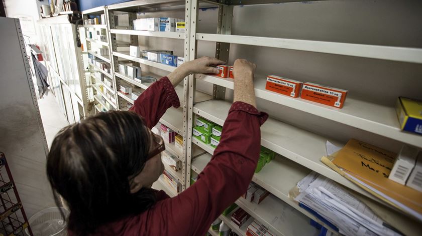 Beatriz Gorostiza organiza as poucas caixas de medicamentos da sua farmácia em Caracas, Venezuela . Foto: Miguel Gutierrez/EPA