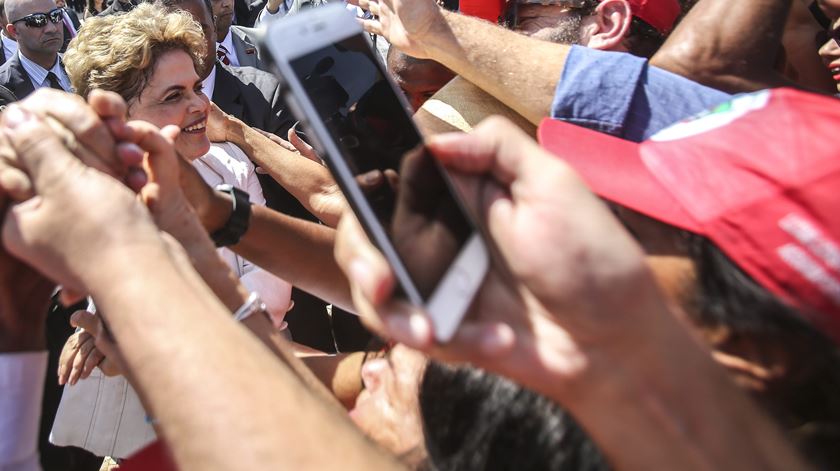 Dilma com apoiantes, depois da votação do Senado. Foto: António Lacerda/EPA