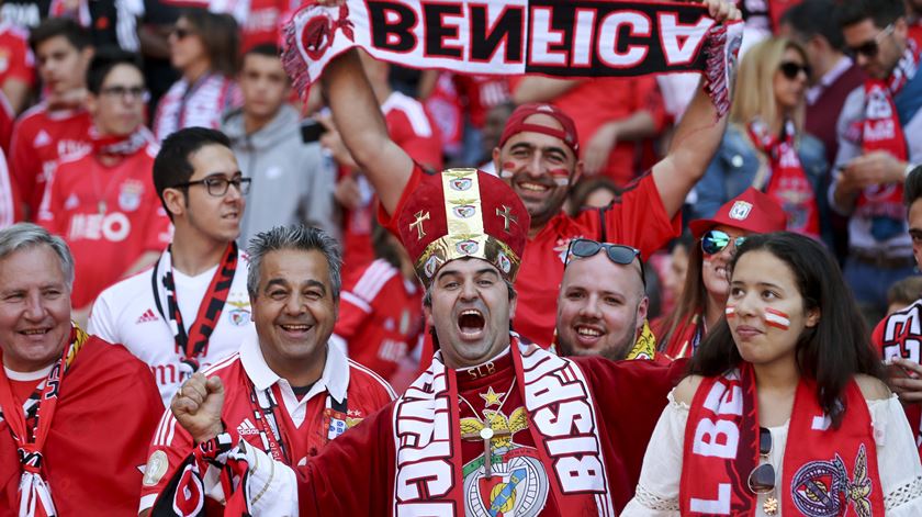 Adeptos do Benfica no Estádio da Luz. Foto: Tiago Petinga/EPA