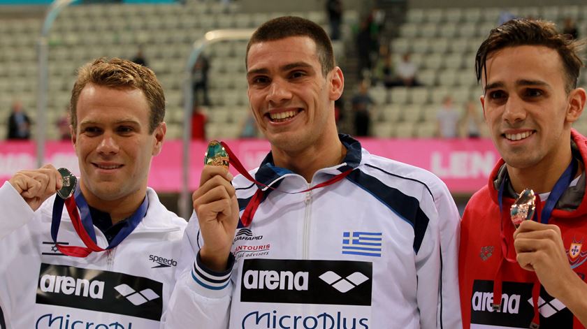 Alexis Santos (à direita) ganhou a medalha de bronze no Europeu de natação. Foto: Sean Dempsey/EPA