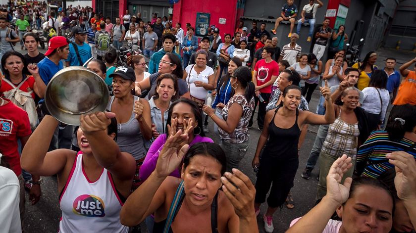 Manifestantes protestam contra a escassez de comida na Venezuela. Foto: Miguel Gutierrez/EPA