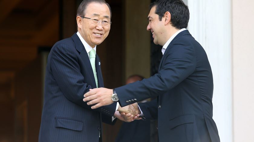 Ban Ki-moon com Alexis Tsipras. Foto: Saitas P/EPA