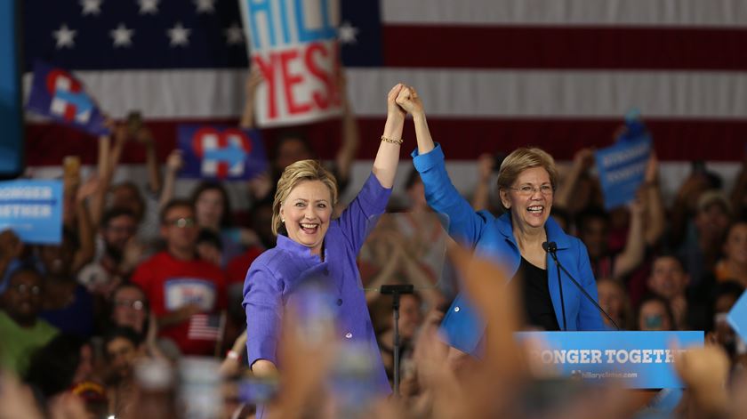 Hillary Clinton e a senadora Elizabeth Warren. Foto: Mark Lyons/EPA