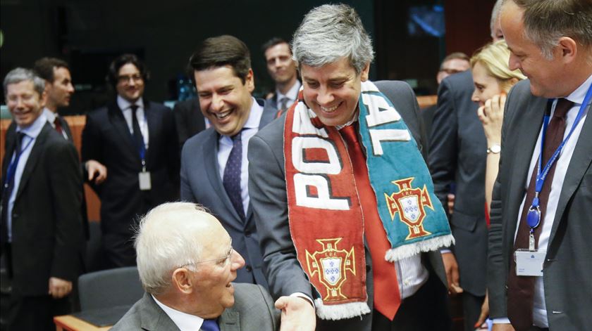 Instantes do Eurogrupo #1: Centeno com o ministro das Finanças alemão, depois da vitória de Portugal no Euro 2016. Foto: EPA