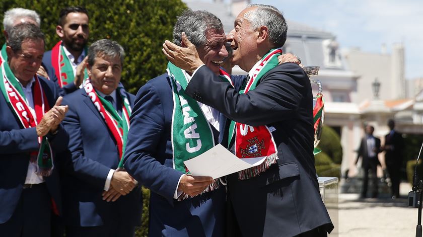 Fernando Santos guiou Portugal a um inédito título europeu. Foto: Tiago Petinga/Lusa