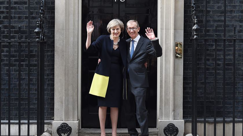 May e o marido Philip chegam a Downing Street. Foto: Andy Rain