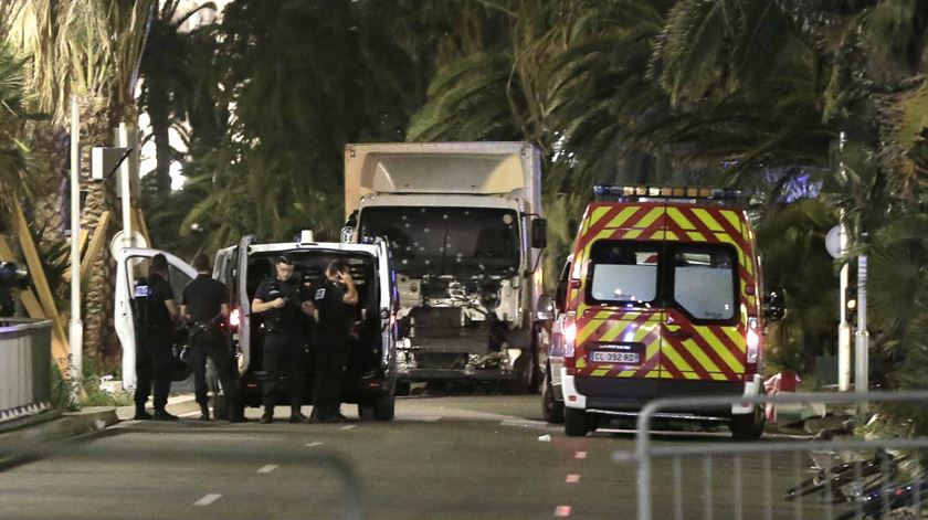 O camião usado por Bouhlel para atropelar dezenas de pessoas era alugado e deveria ter sido devolvido na véspera do ataque. Foto: Franck Fernandes/EPA