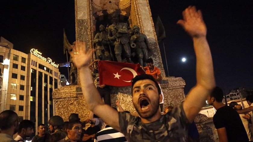 Civis protestam contra golpe em Istambul. Foto:Sedat Suna/EPA