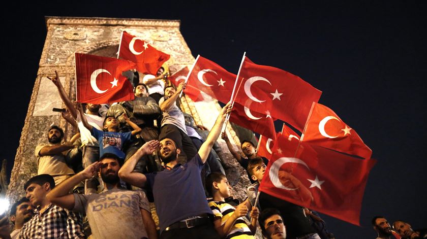 Na noite seguinte à tentativa do golpe de estado, vários apoiantes de Erdogan foram para a Praça Taksim, em Istambul, apoiar o partido do presidente. Foto: Sedat Suna/EPA
