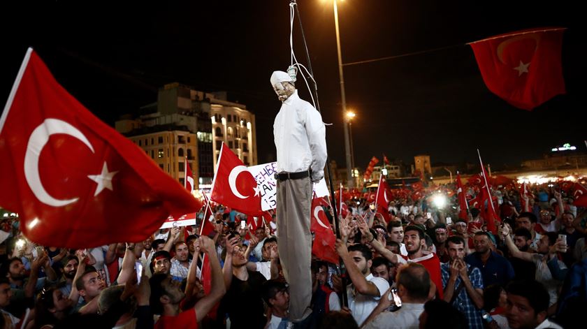 Manifestantes enforcam efígie de Fethullah Gulen em Istambul. Foto: Sedat Suna/EPA