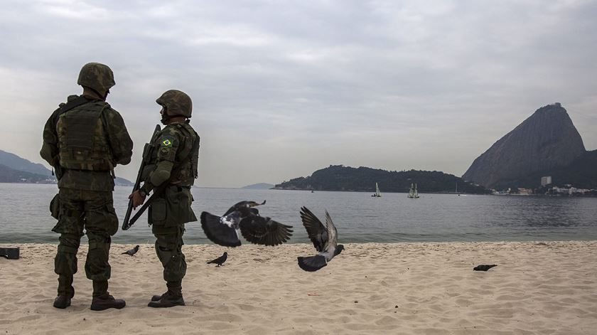 Marinha faz exercícios de treino na praia do Flamengo, no sul do Rio. Foto: António Lacerda/EPA