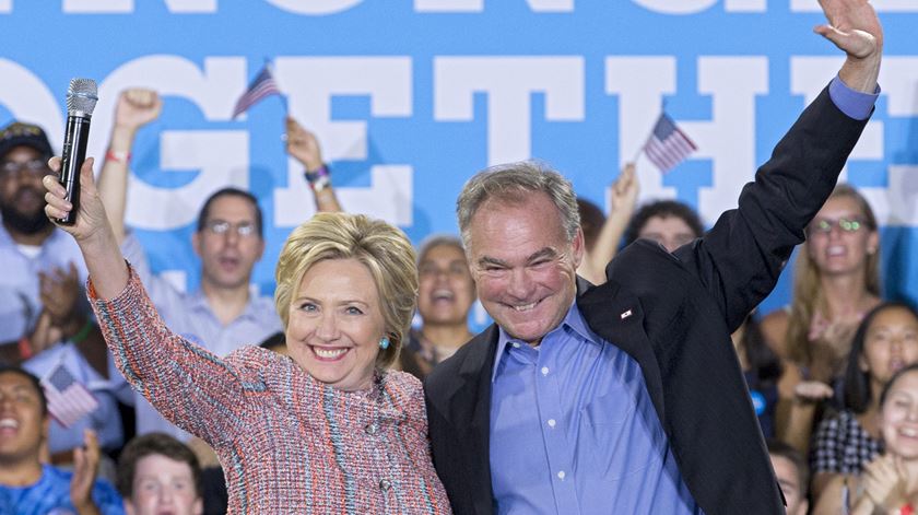 Hillary Clinton e Tim Kaine parceiros na corrida à Casa Branca.Foto: Michael Reynolds/EPA