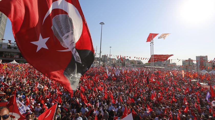 Praça Taksim, em Istambul, encheu-se de manifestantes nove dias após tentativa de golpe. Foto: Cem Turkel/EPA
