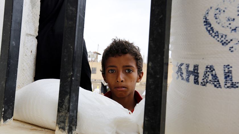 Milhões de pessoas dependem de ajuda alimentar no Iémen. Foto: Yahya Arhab/EPA