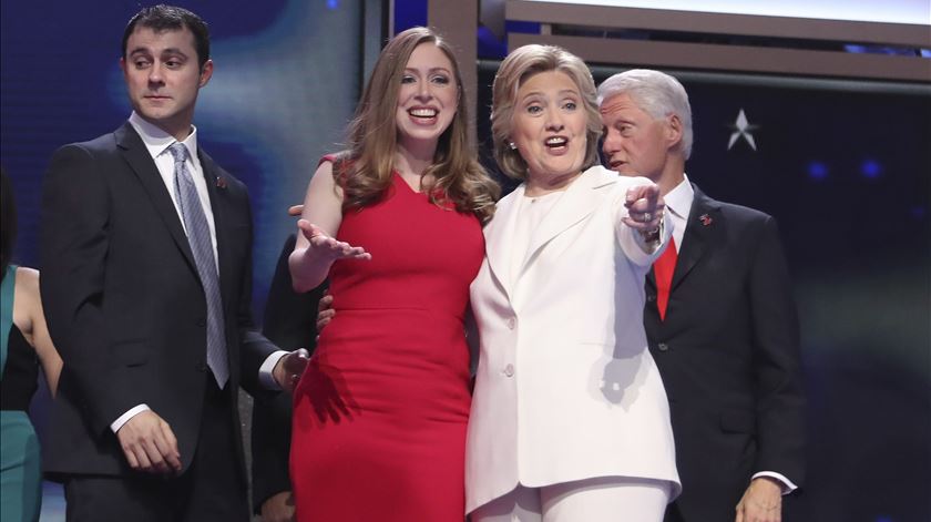 Hillary com a filha Chelsea, Marc Mezvinsky e o antigo presidente Bill Clinton. Foto: Andrew Gombert/ EPA