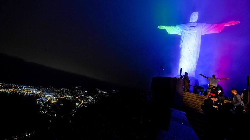Cristo Redentor do Brasil com as cores de Portugal. Foto: Ciro Fusco/EPA