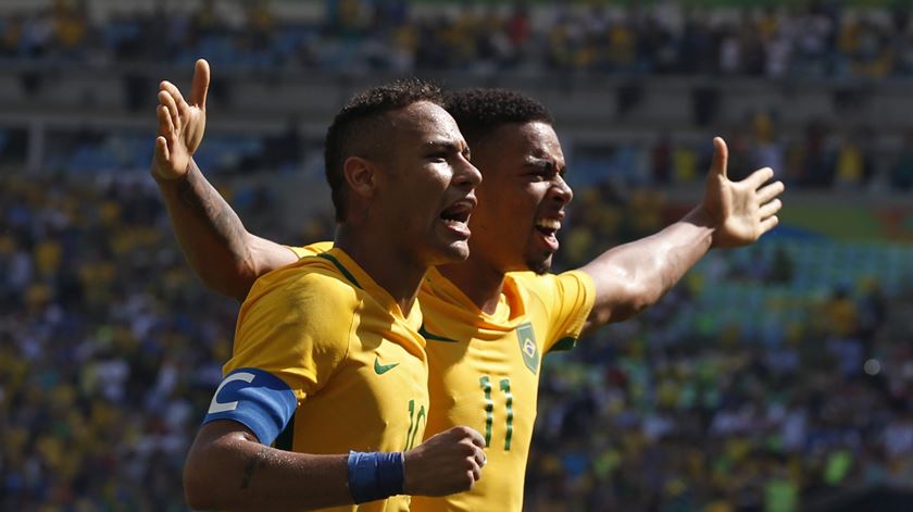 Neymar e "Gabigol" são as grandes estrelas desta jovem "canarinha". Foto: EPA
