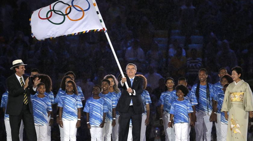 A bandeira olímpica passou para as mãos de Yuriko Koike, governadora de Tóquio, à direita na fotografia. Foto: Sergei Ilnitsky/EPA