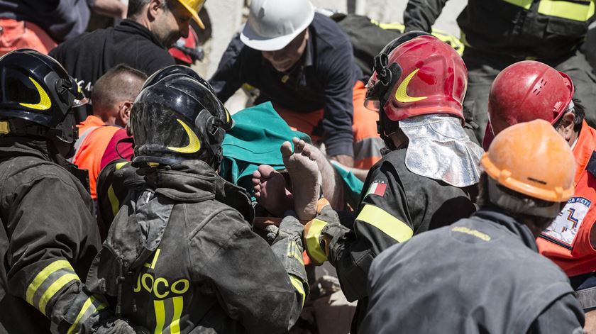Equipas de resgate continuam à procura de sobreviventes. Foto: Angelo Carconi/ EPA